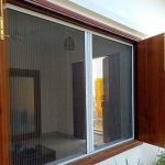 Lắp đặt cửa lưới chống muỗi đón mùa mưa cho các hộ gia đình