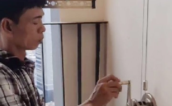 Thợ sửa giàn phơi đã báo giá và hẹn ngày lắp đặt cho nhà anh.