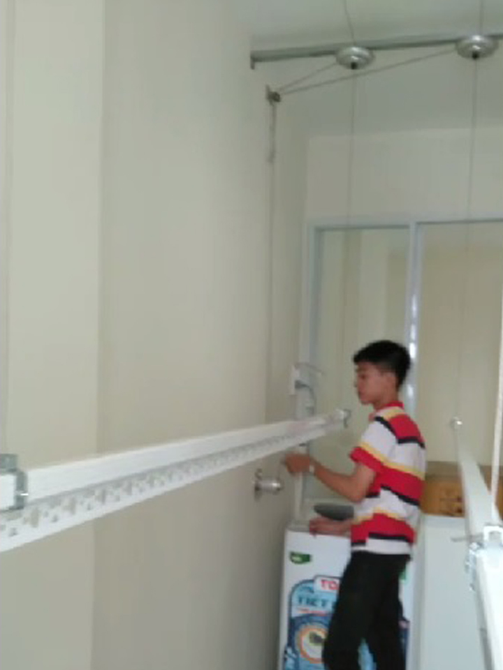 Thợ sửa giàn phơi đã báo giá và hẹn ngày lắp đặt cho nhà anh.