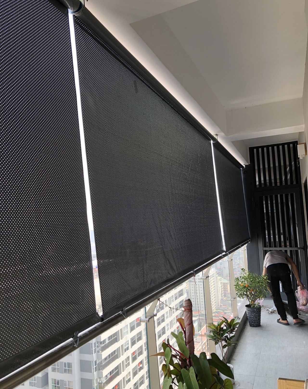 bạt che mưa tự cuốn, bạt che mưa mái hiên, lắp bạt che mưa ban công, bạt che mưa nhà phố, bạt tự cuốn Tuấn Vinh Shop, Lắp đặt bạt che mưa tự cuốn Lắp đặt giàn phơi thông minh, Thi công cửa lưới chống muỗi, Lắp đặt rèm tổ ong ngăn phòng